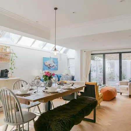 Appartement Stylish Sanctuary With Garden Oasis